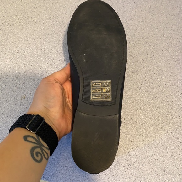 2 for $15 Perfect condition Spring Vegan flats 8.5 - Picture 3 of 4